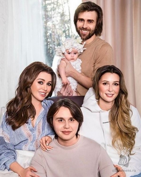 47-летняя Анастасия Заворотнюк выглядит моложе старшей дочери 47-летняя Анастасия Заворотнюк выглядит моложе старшей дочери