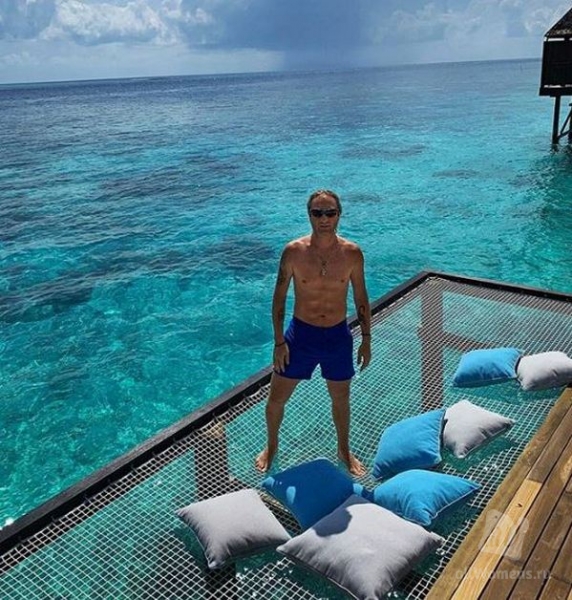 Евгений Плющенко сильно ударился во время катания на водной горке: Видео