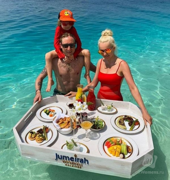 Евгений Плющенко сильно ударился во время катания на водной горке: Видео